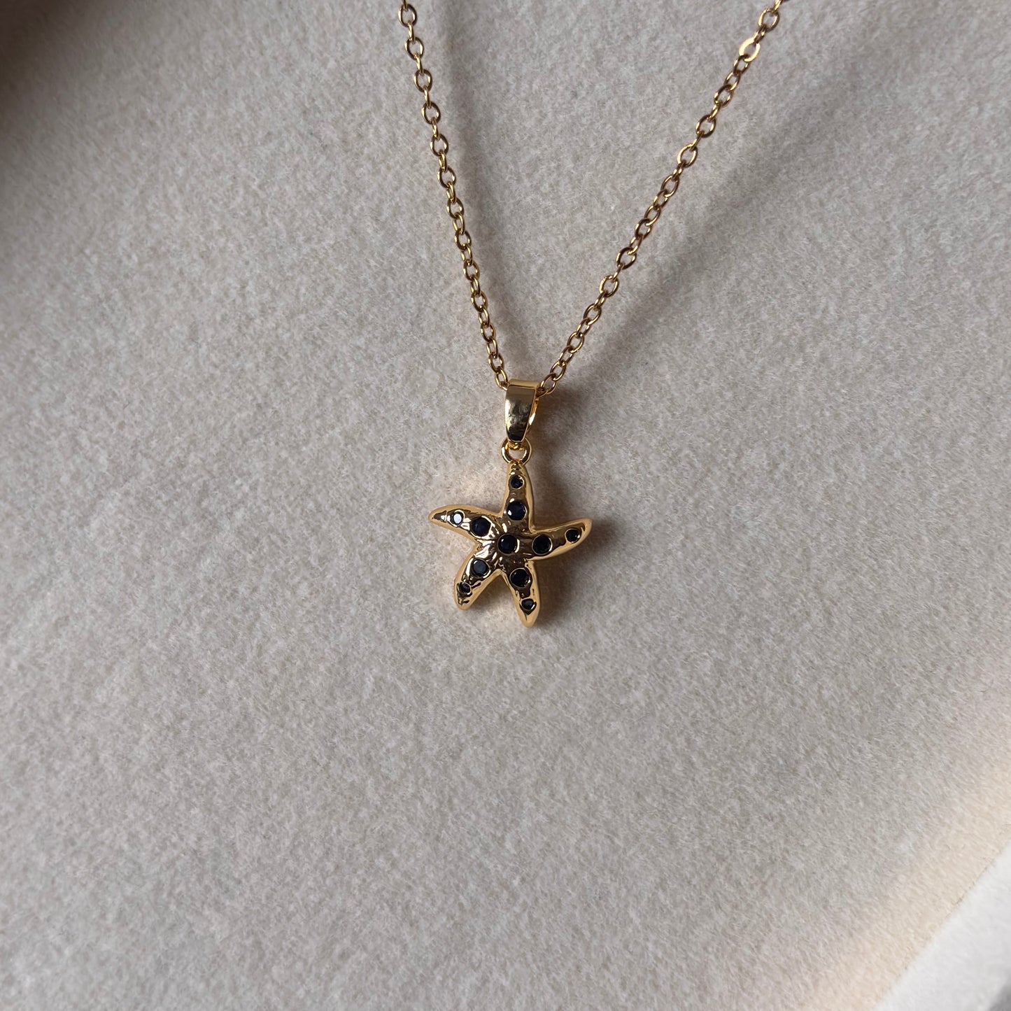 Midnight Starfish Pendant – Gold-Plated Ocean-Inspired Chain