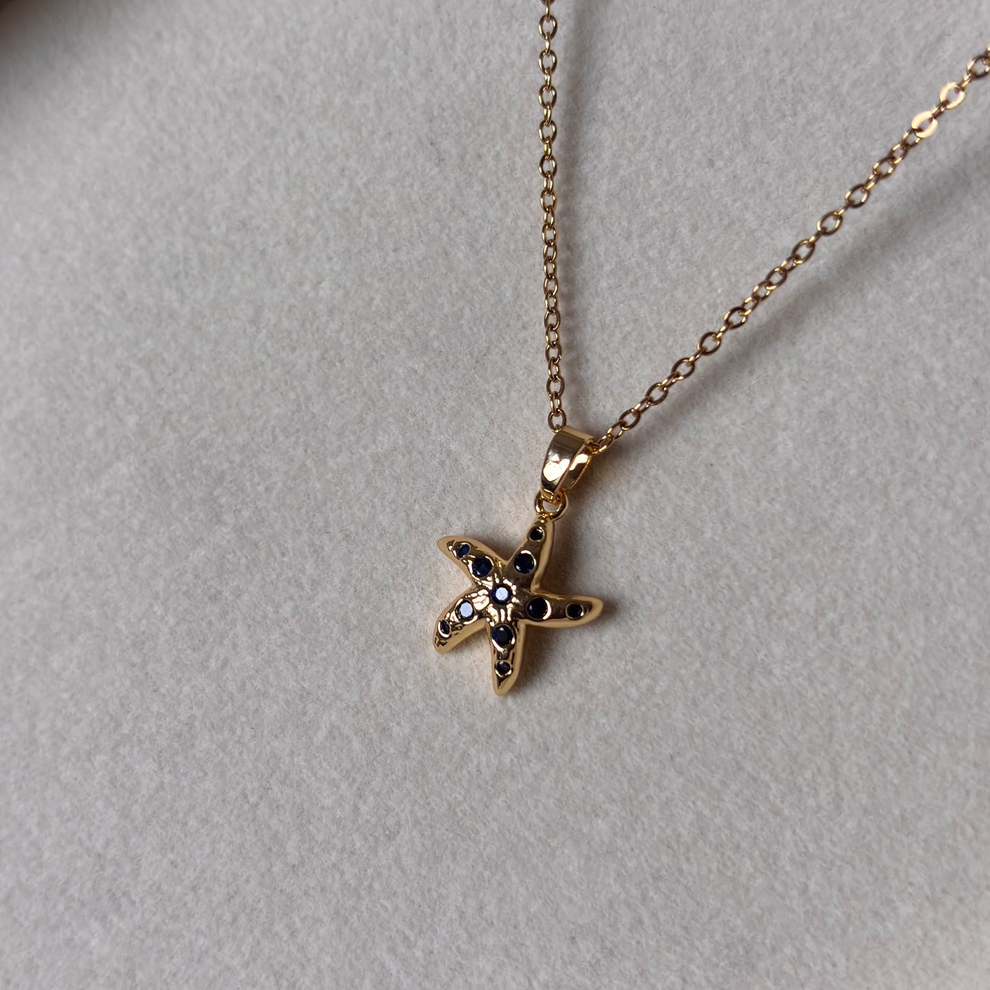 Midnight Starfish Pendant – Gold-Plated Ocean-Inspired Chain