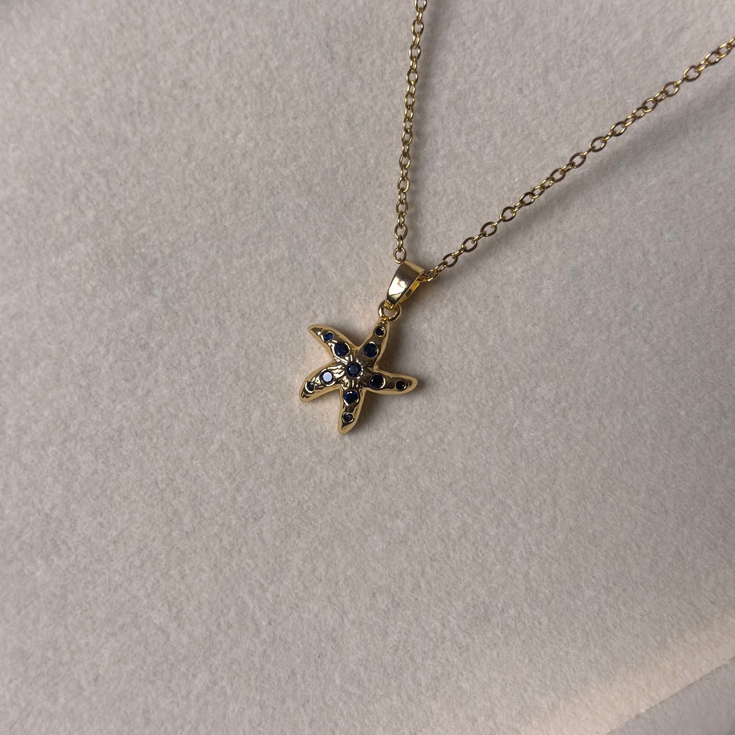 Midnight Starfish Pendant – Gold-Plated Ocean-Inspired Chain