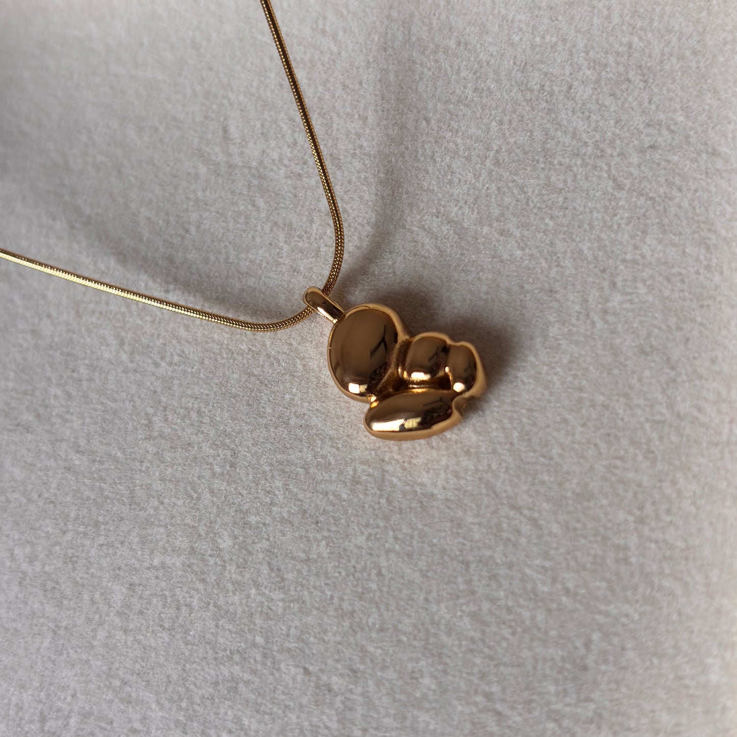 Pebble Bloom Necklace – Gloss Gold Everyday Pendant