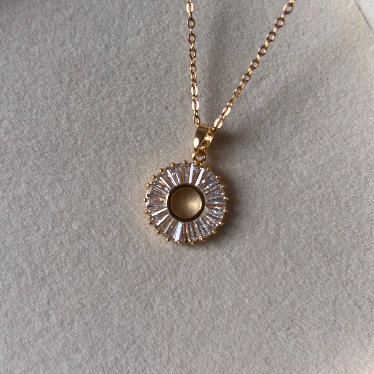 Celeste Burst Necklace – Radiant Gold & Crystal Pendant