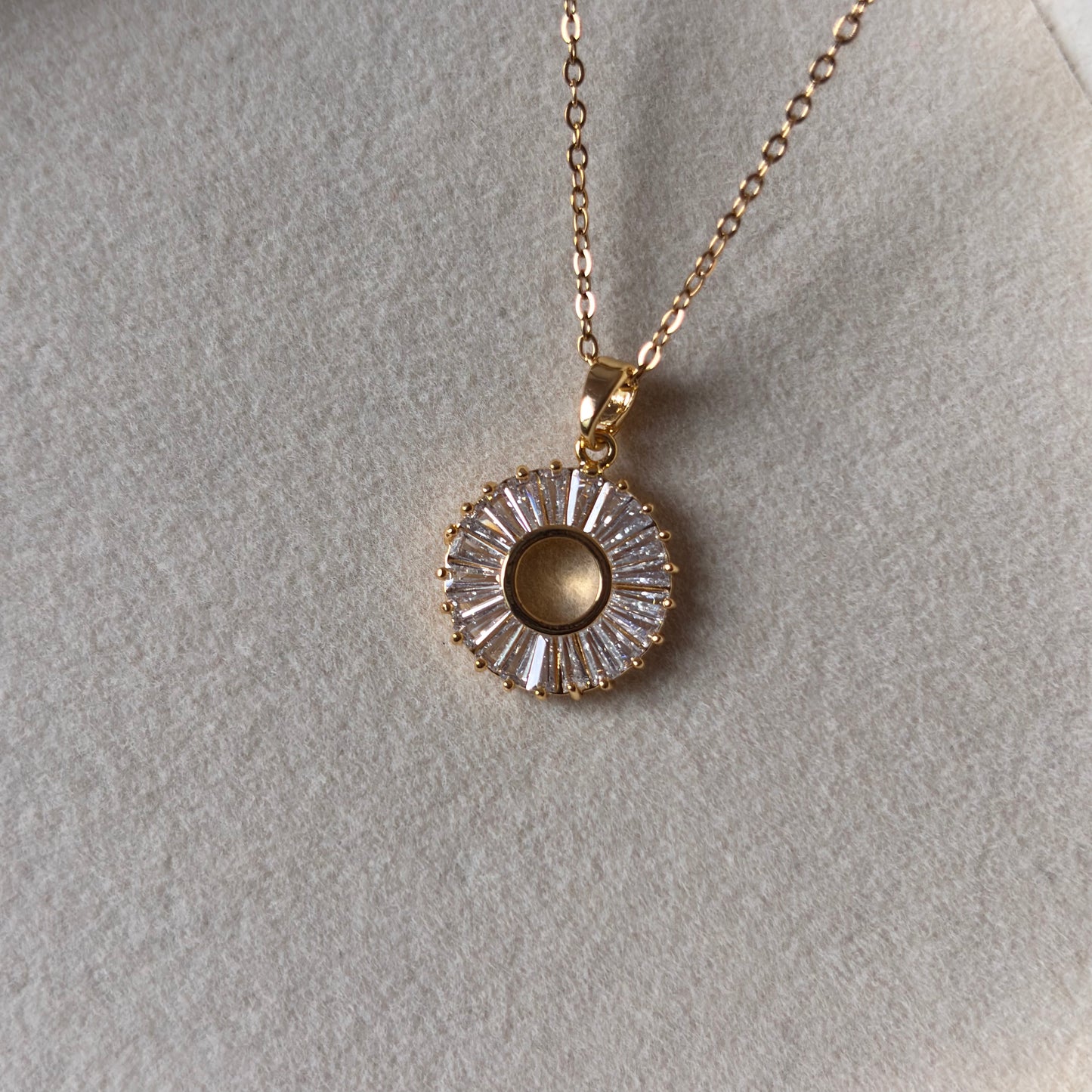 Celeste Burst Necklace – Radiant Gold & Crystal Pendant