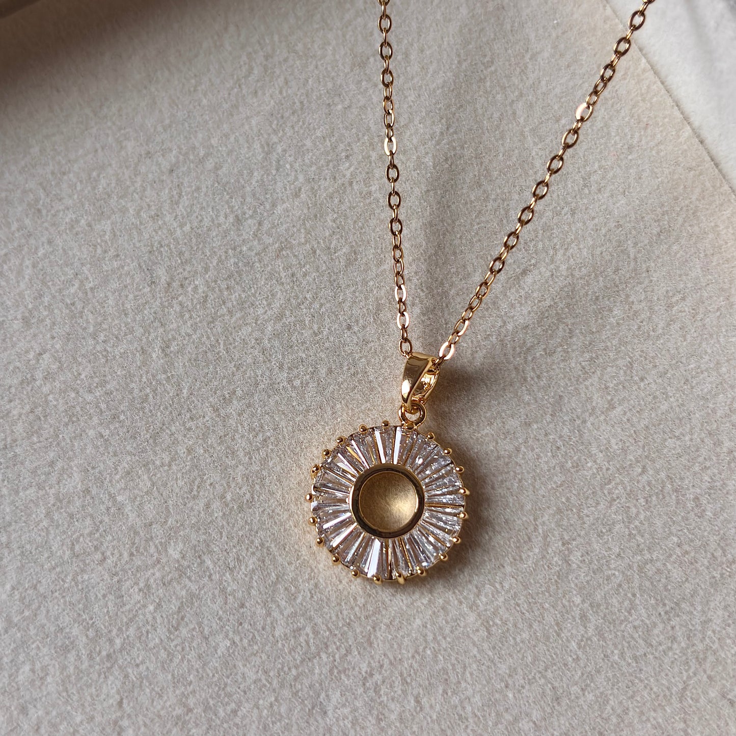 Celeste Burst Necklace – Radiant Gold & Crystal Pendant