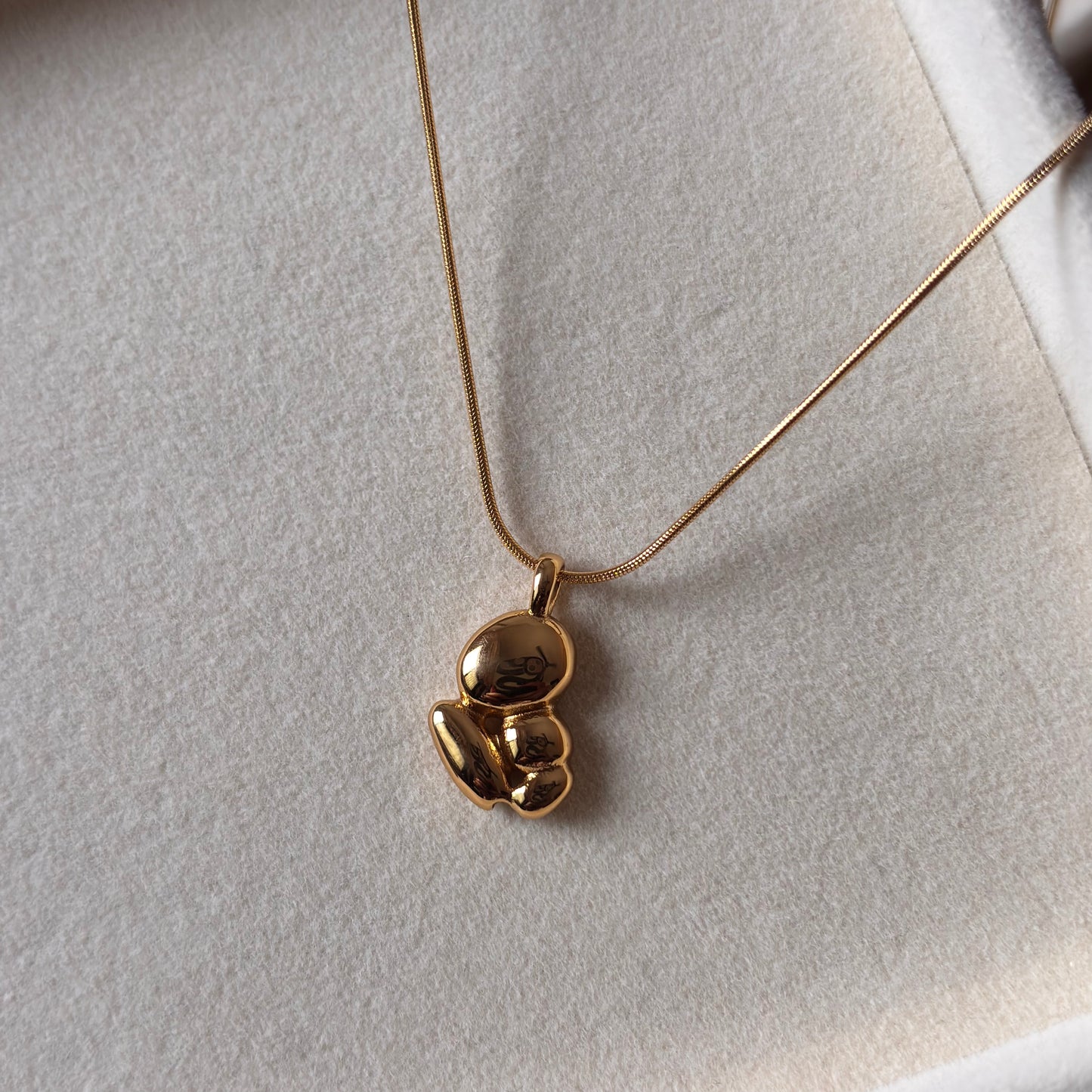 Pebble Bloom Necklace – Gloss Gold Everyday Pendant