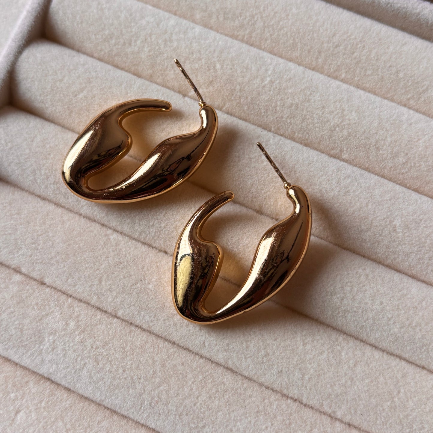 Vera Hoops – Sculpted Rectangle Gold Earrings