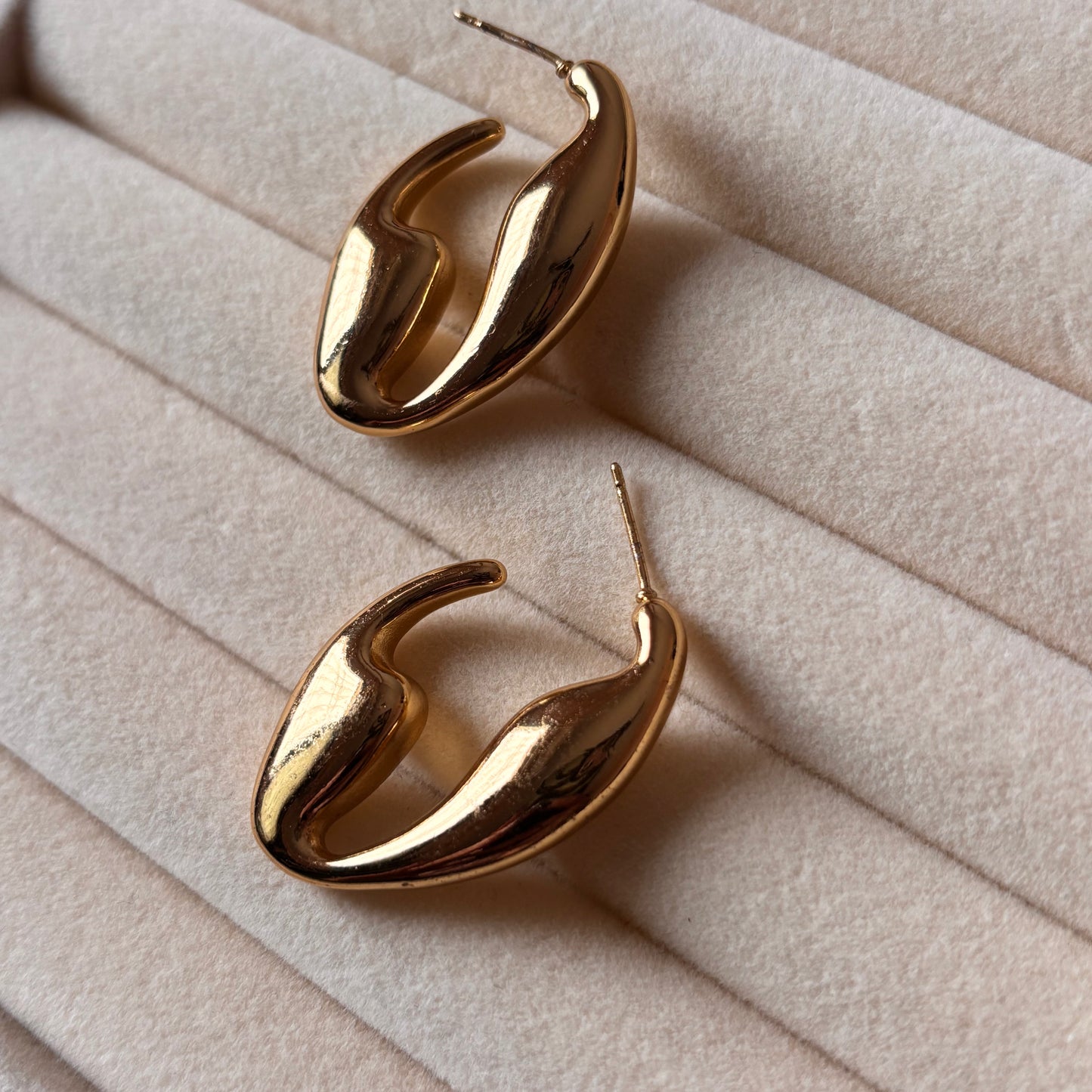 Vera Hoops – Sculpted Rectangle Gold Earrings